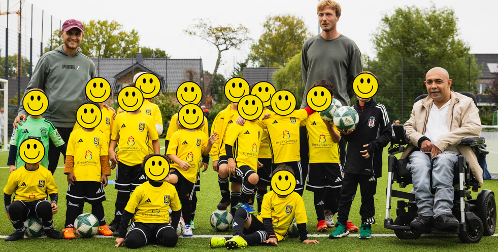 Kinderfußballteam mit Breaksilence Trikots